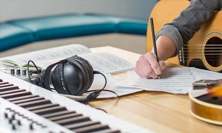 Gdzie mogę wysłać swoje teksty piosenek, aby zyskać uznanie?